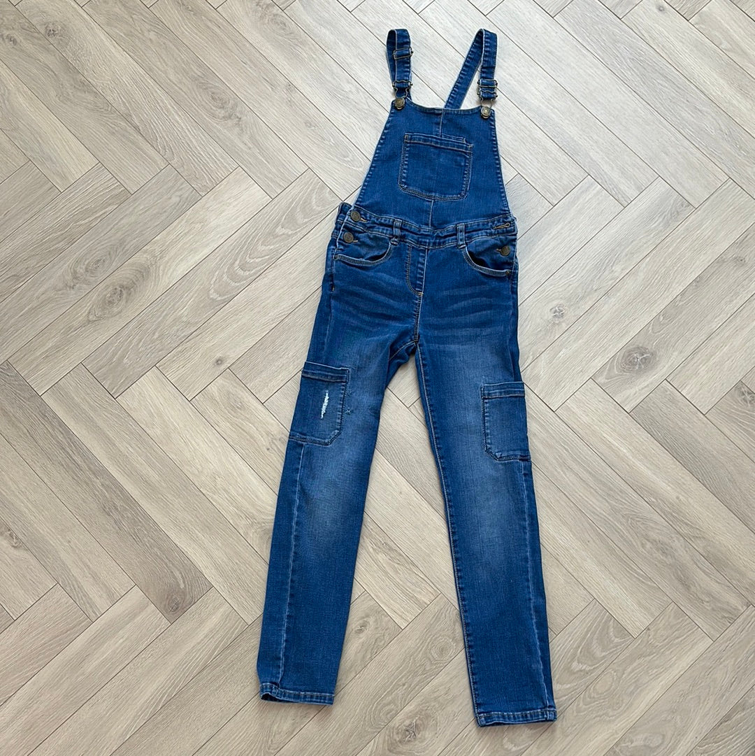 Salopette, tape tape à l’œil : 9 ans