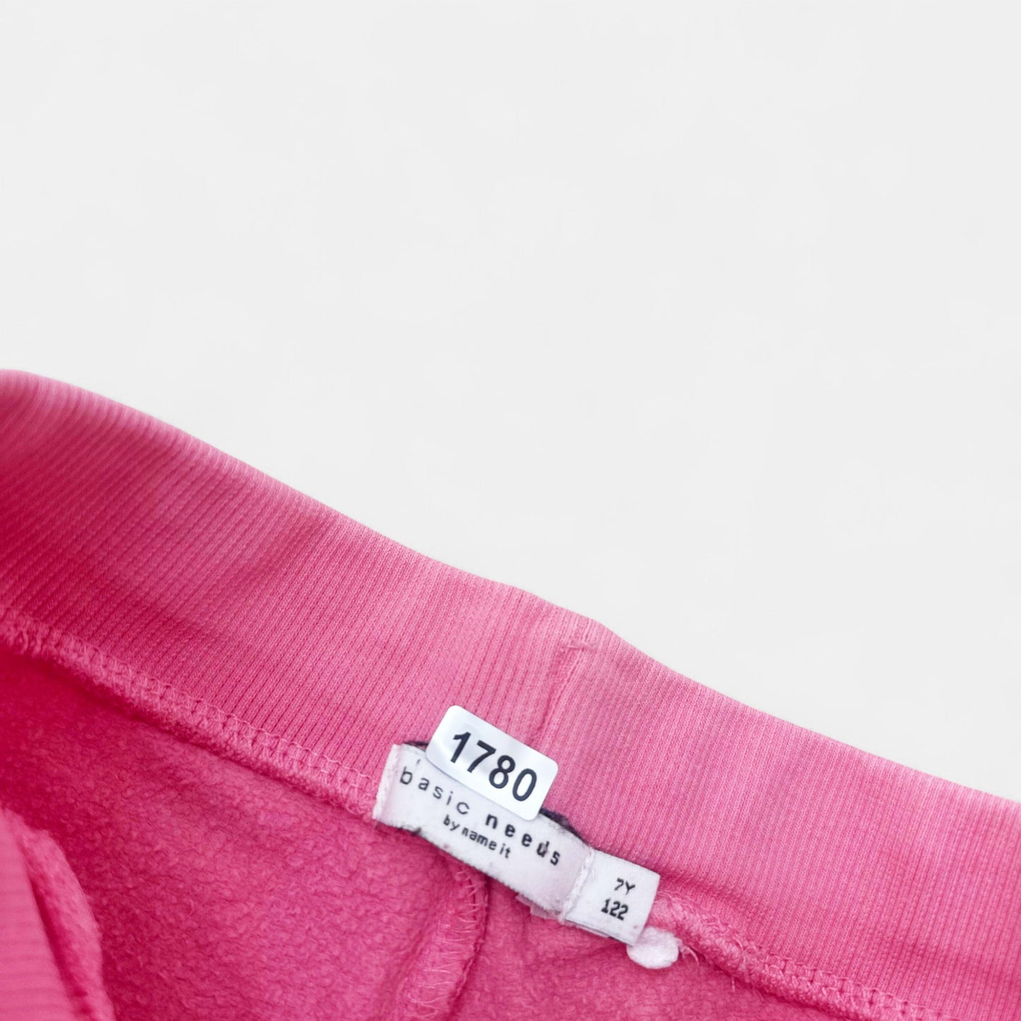 Tenue de sport - pantalon. Needs : 7 ans