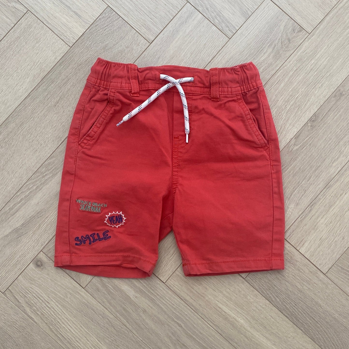 Short tape-à-l’œil : 3 ans