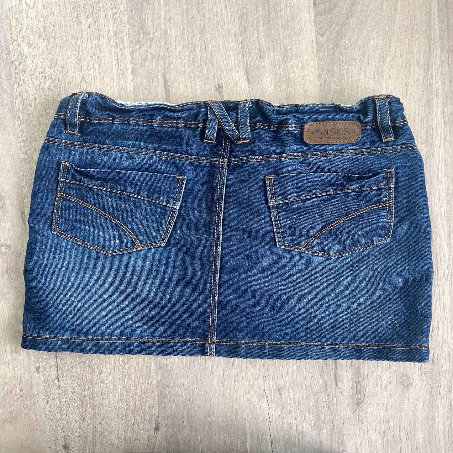 Jupe tape à l’œil : 8 ans