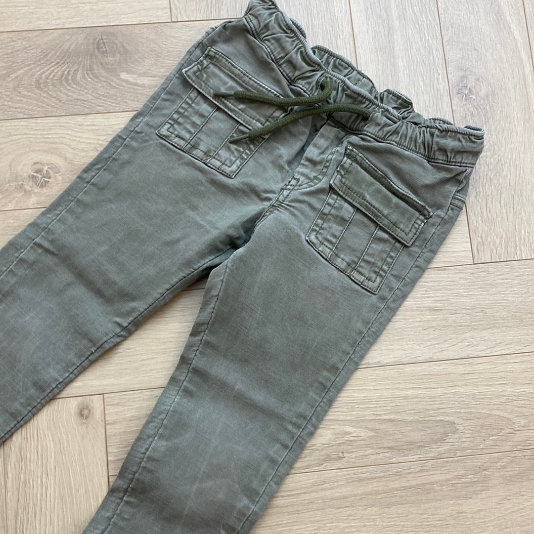 Pantalon tape à l’œil : 4 ans