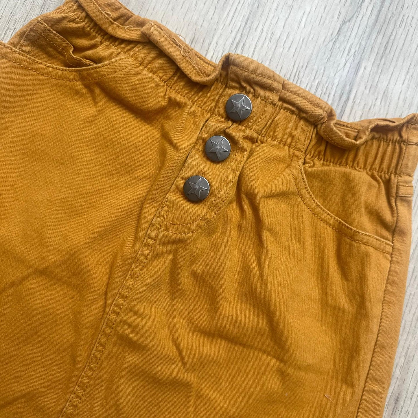 Jupe moutarde : 8 ans