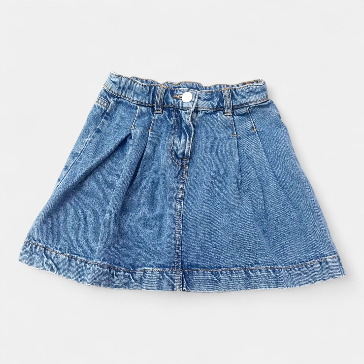 Jupe jeans. Fish et chips : 9 ans