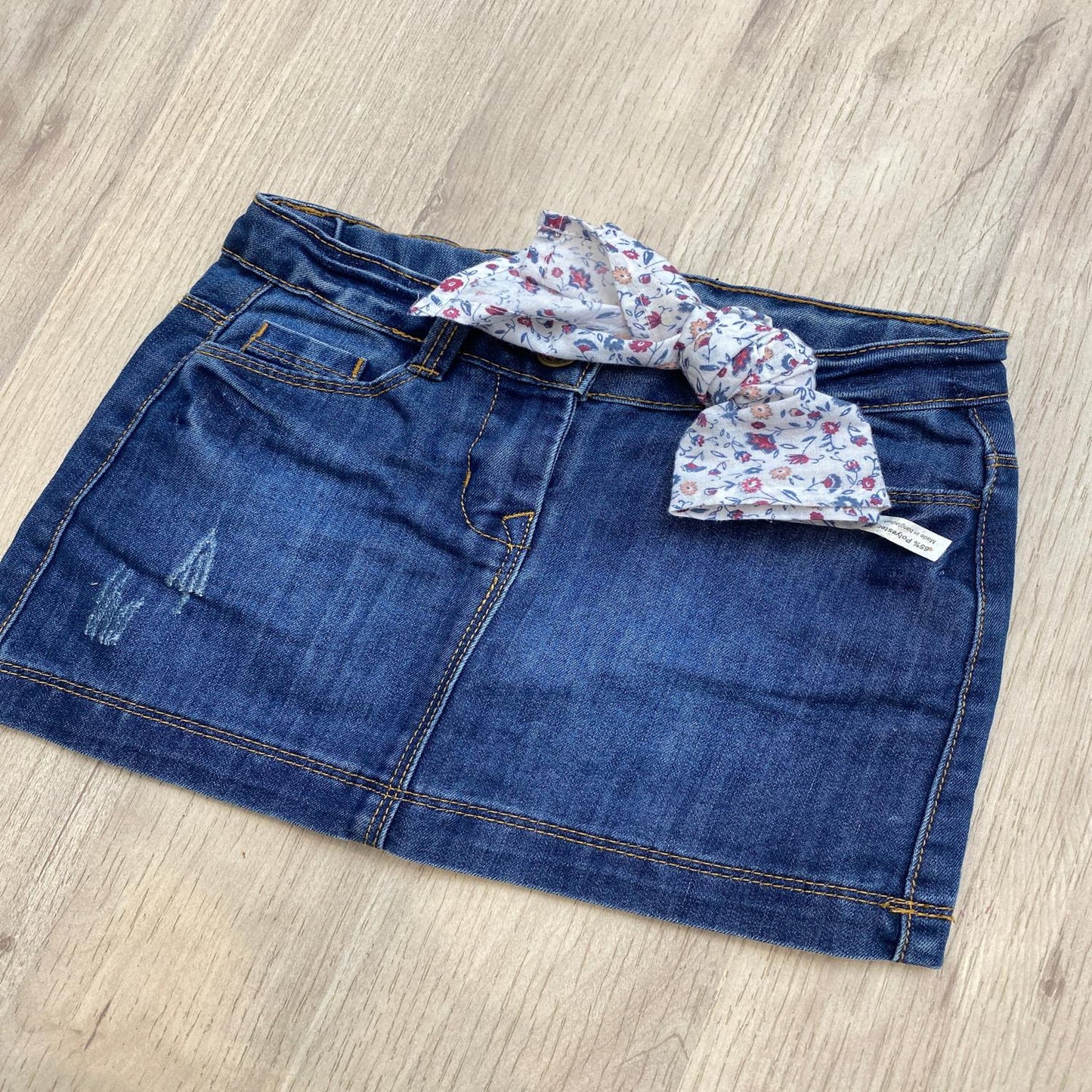 Jupe, tape à l’œil  : 4 ans