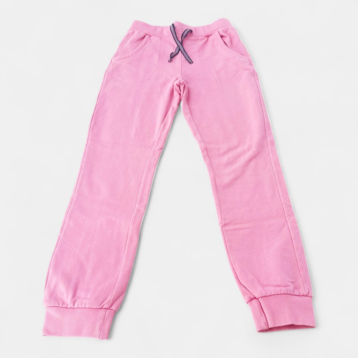 Tenue de sport - pantalon. Needs : 7 ans