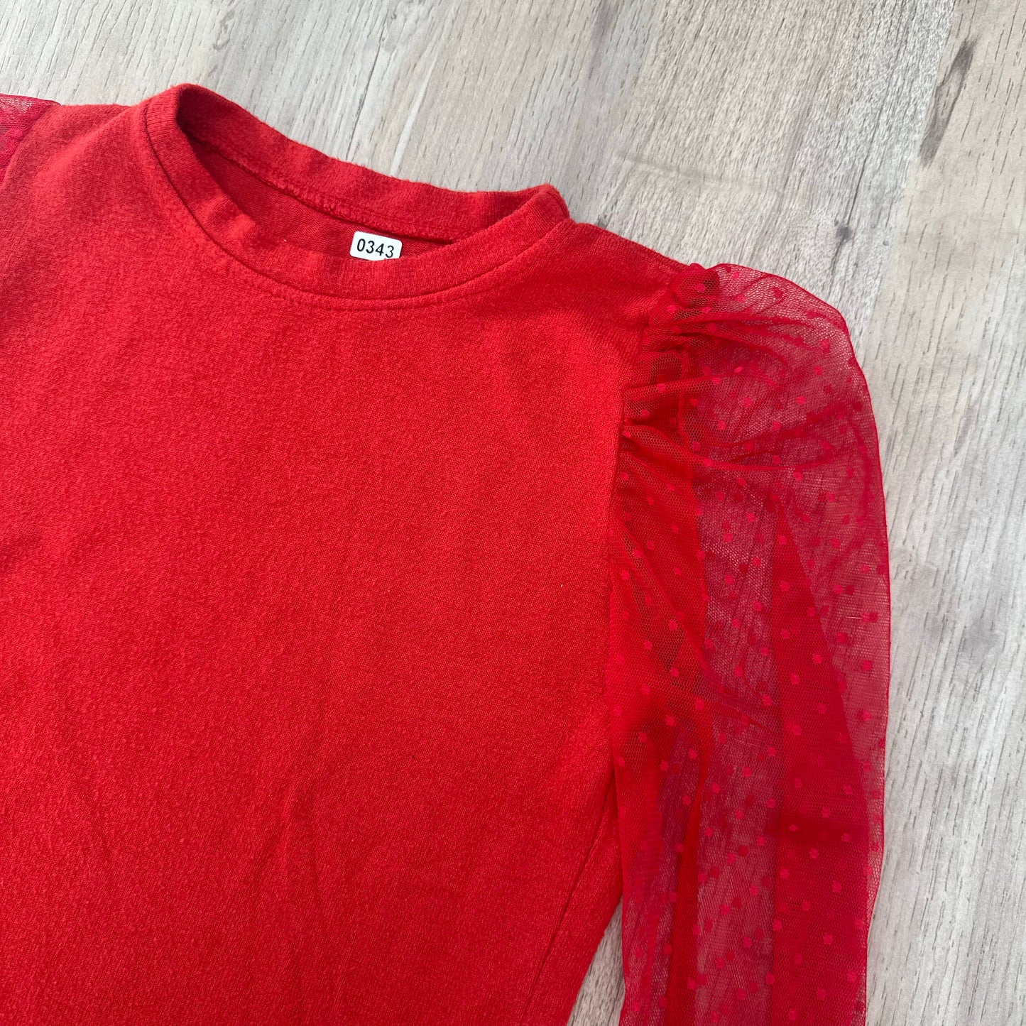 T-Shirt dentelle rouge : 10 ans