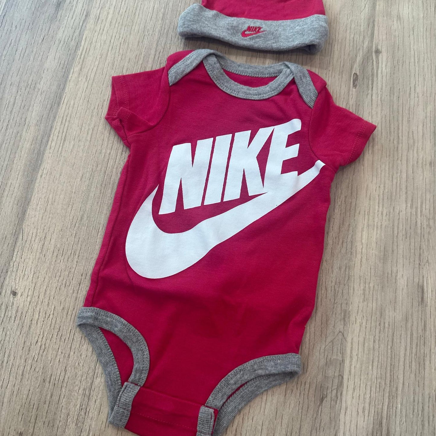Ensemble Body et bonnet Nike : 6 mois