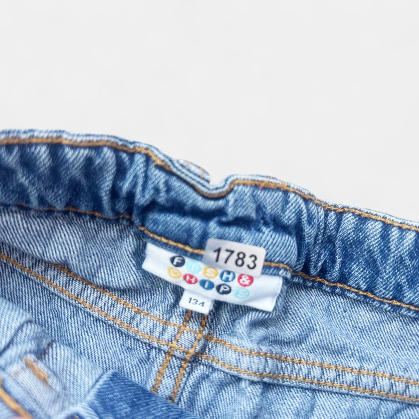 Jupe jeans. Fish et chips : 9 ans