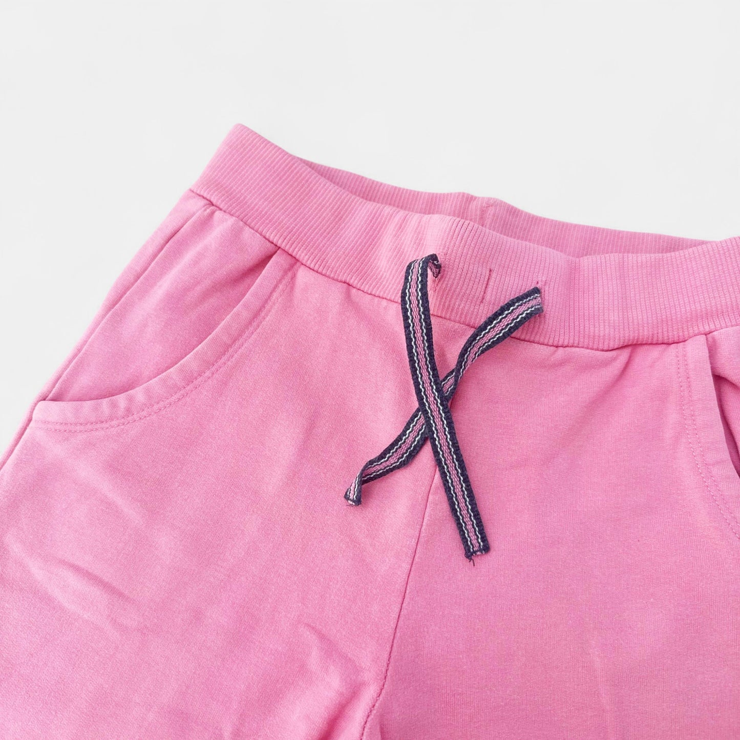 Tenue de sport - pantalon. Needs : 7 ans