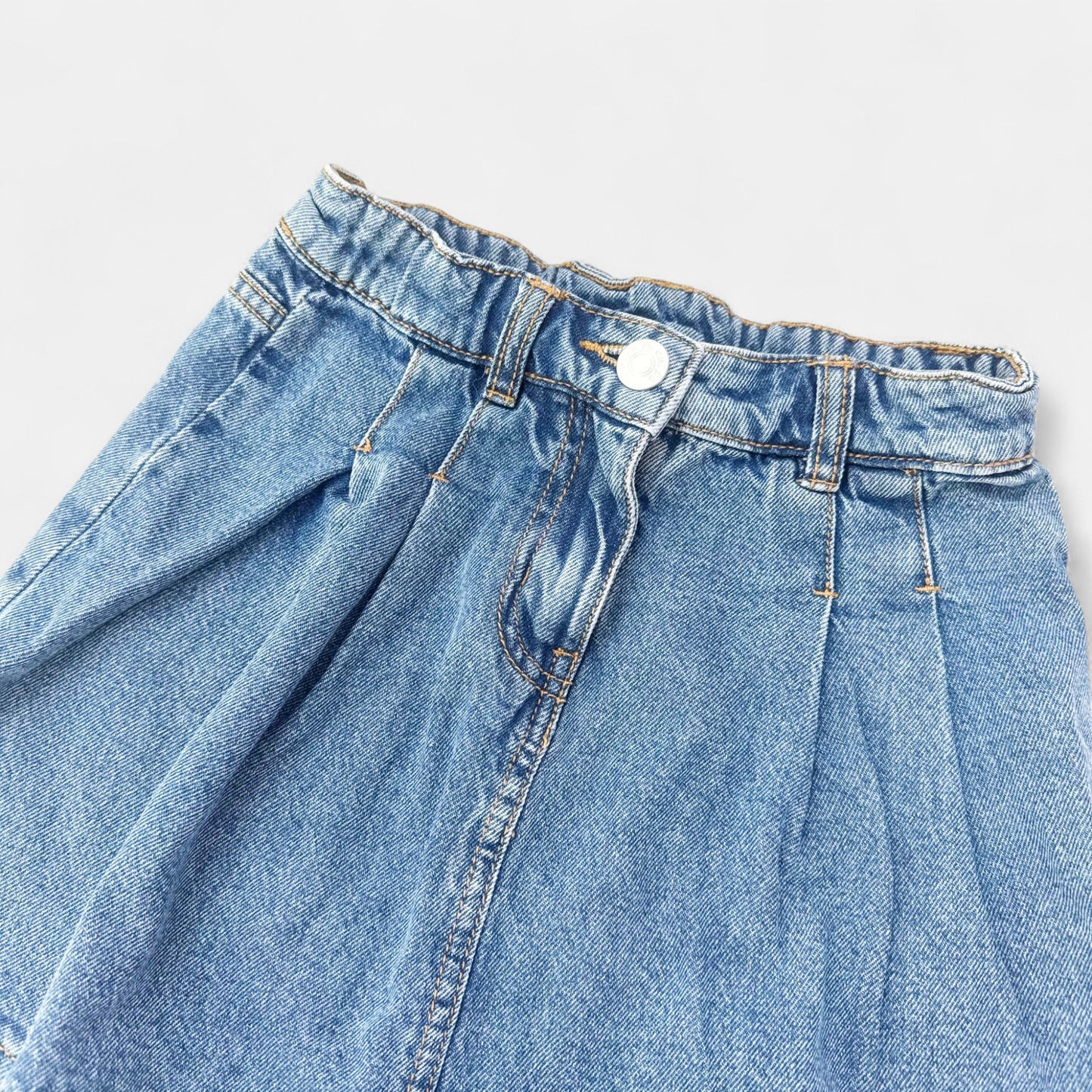 Jupe jeans. Fish et chips : 9 ans