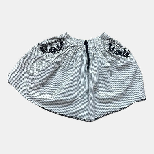 Jupe, tape-à-l’œil : 8 ans