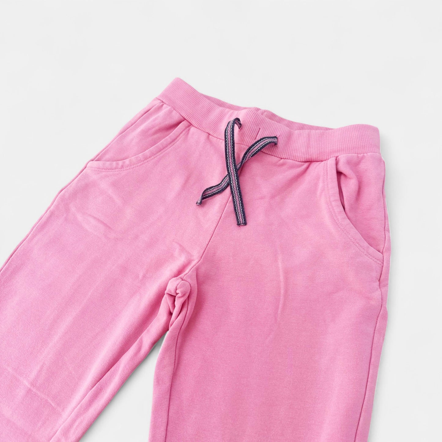 Tenue de sport - pantalon. Needs : 7 ans