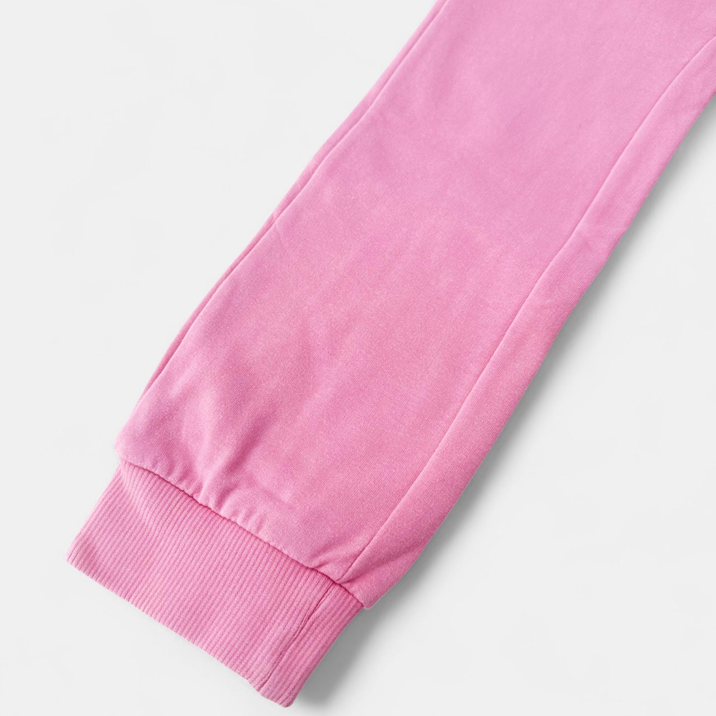 Tenue de sport - pantalon. Needs : 7 ans