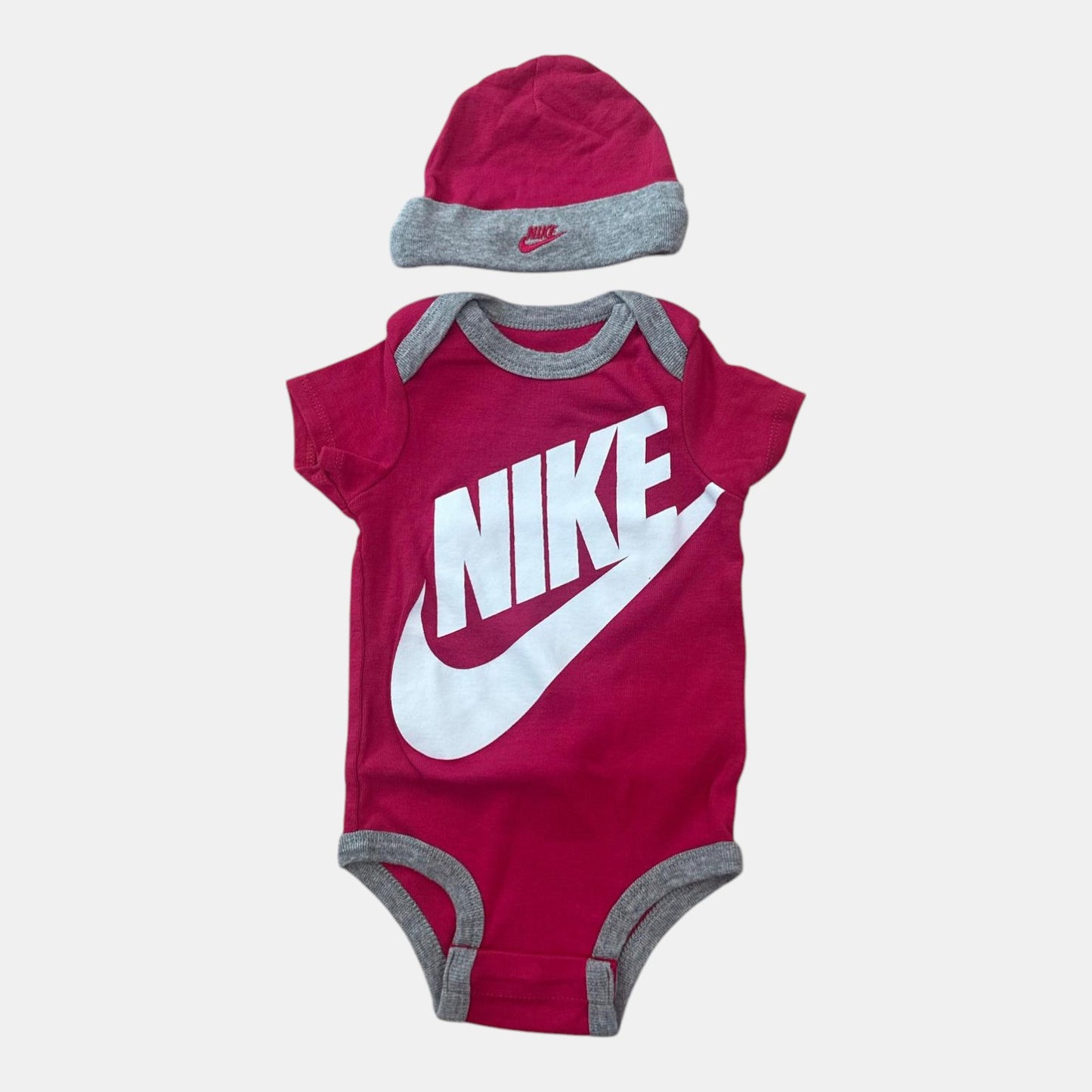 Ensemble Body et bonnet Nike : 6 mois