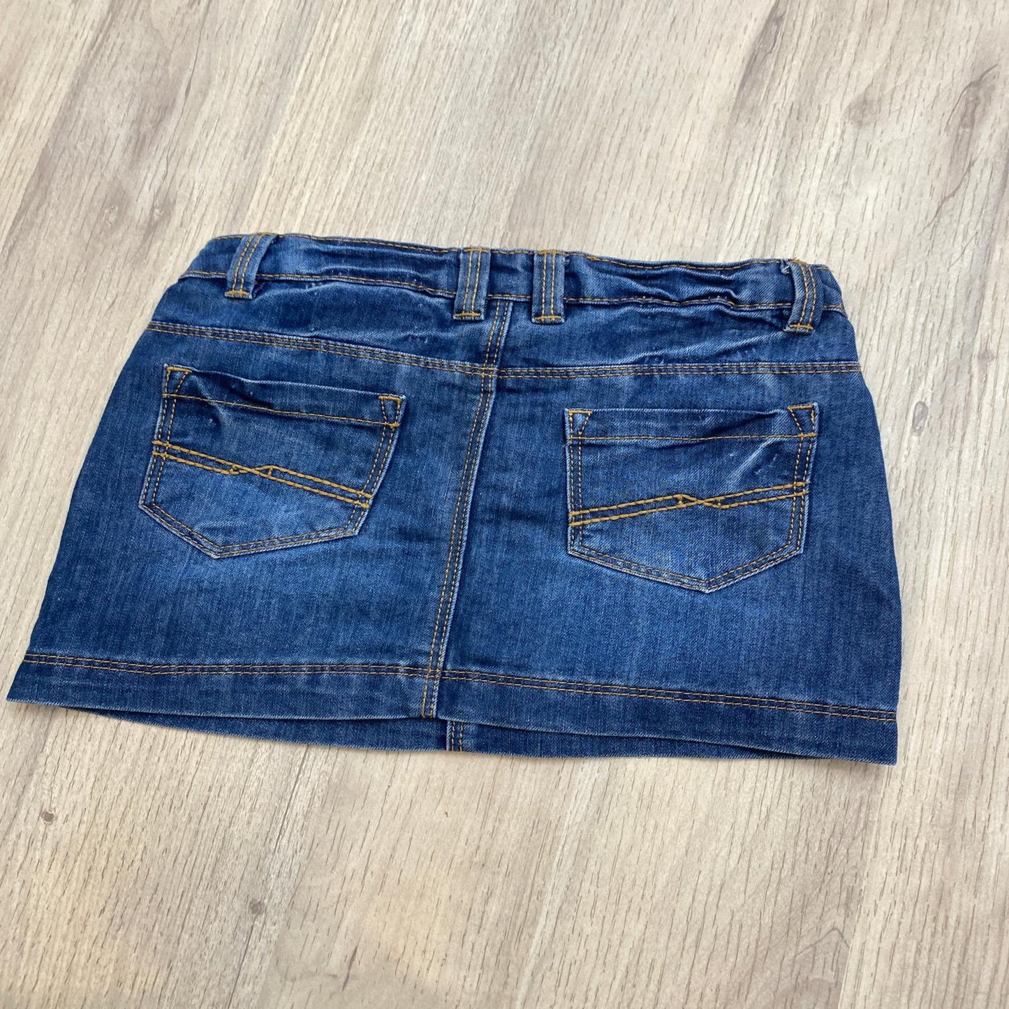 Jupe, tape à l’œil  : 4 ans